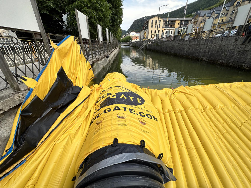 Batardeau souple Water-Gate installé sur canalisation DN1200 avec remontée latérale et poignées de fixation visibles